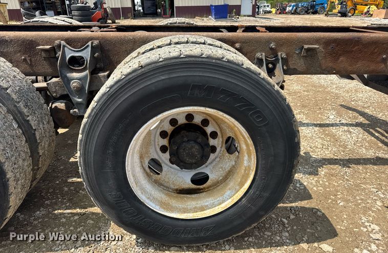 image for item DV4124 2004 International 4400  truck cab and chassis