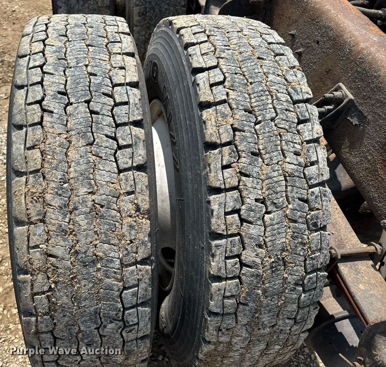 image for item DV4124 2004 International 4400  truck cab and chassis