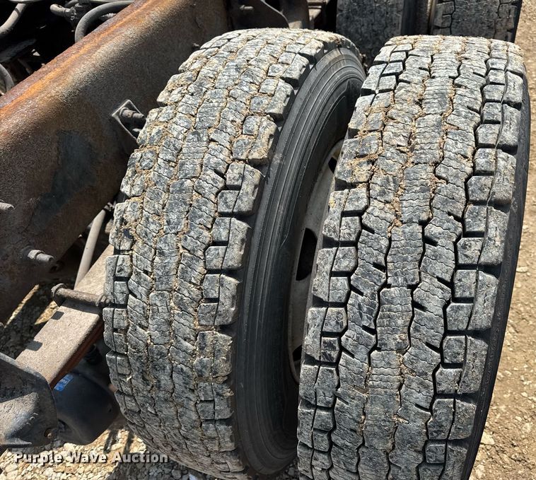 image for item DV4124 2004 International 4400  truck cab and chassis