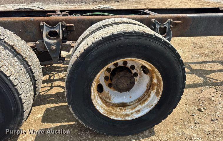 image for item DV4124 2004 International 4400  truck cab and chassis