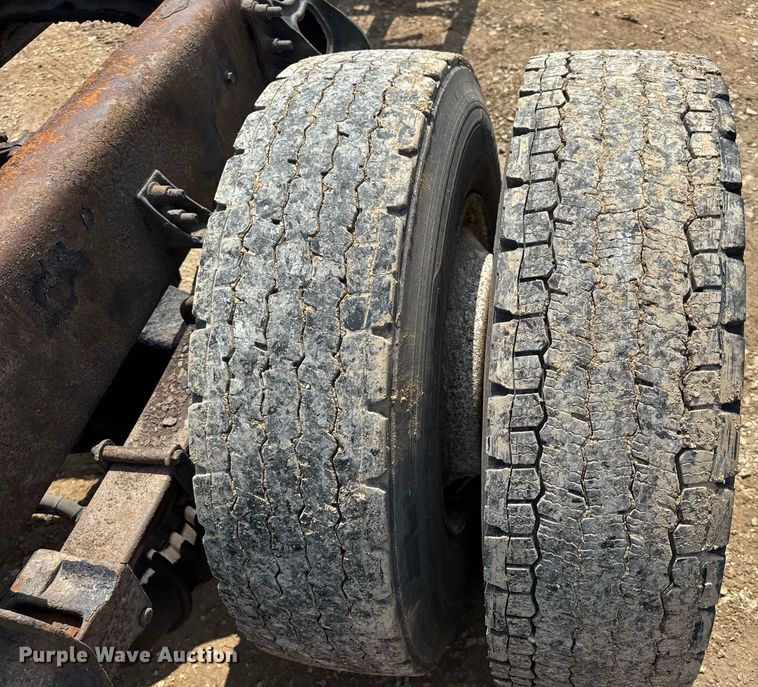 image for item DV4124 2004 International 4400  truck cab and chassis