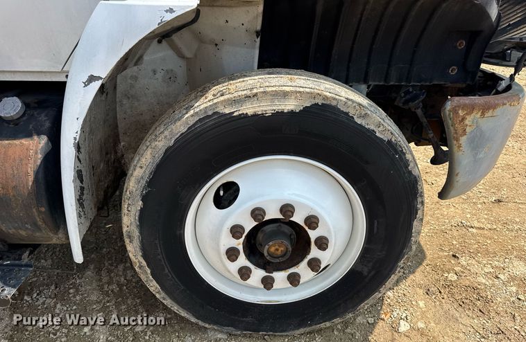 image for item DV4124 2004 International 4400  truck cab and chassis