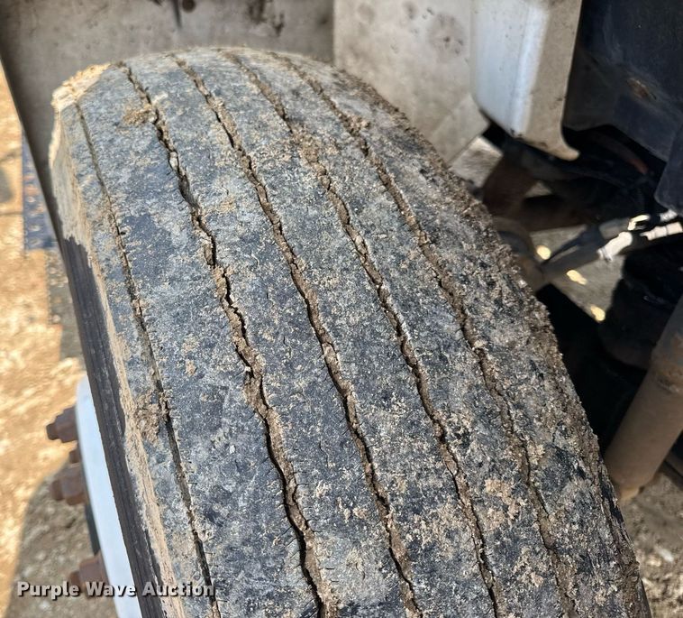 image for item DV4124 2004 International 4400  truck cab and chassis