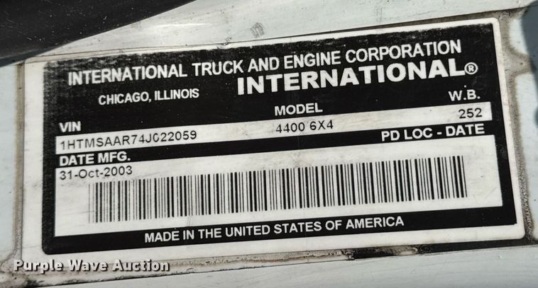 image for item DV4124 2004 International 4400  truck cab and chassis