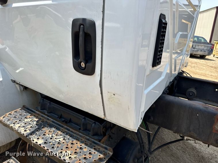image for item DV4125 2010 International DuraStar 4400 truck cab and chassis