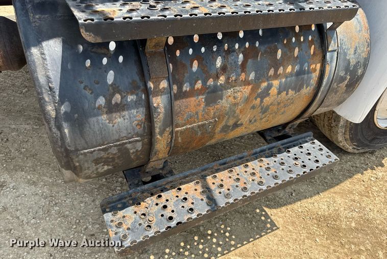 image for item DV4125 2010 International DuraStar 4400 truck cab and chassis