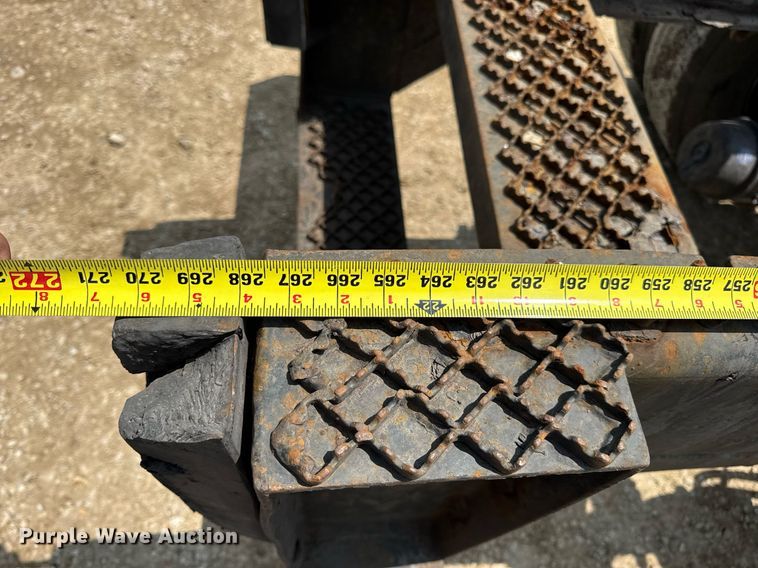 image for item DV4125 2010 International DuraStar 4400 truck cab and chassis