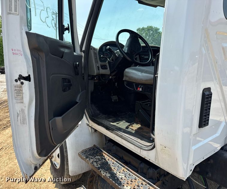 image for item DV4125 2010 International DuraStar 4400 truck cab and chassis