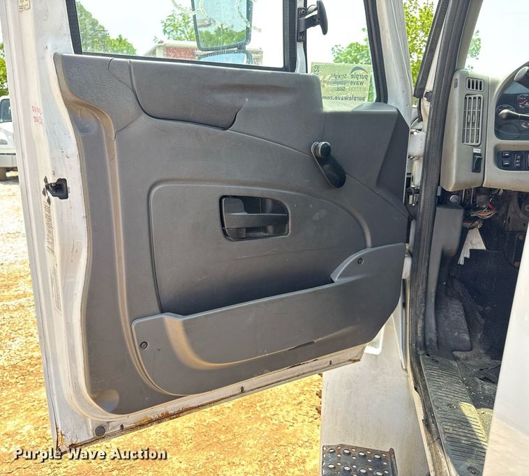 image for item DV4125 2010 International DuraStar 4400 truck cab and chassis