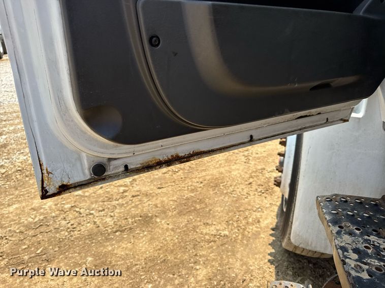 image for item DV4125 2010 International DuraStar 4400 truck cab and chassis