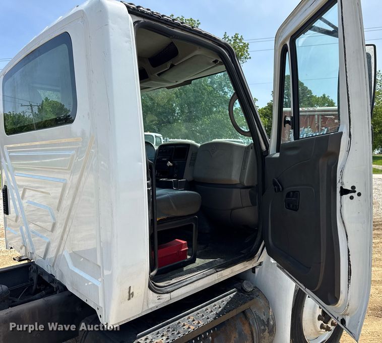 image for item DV4125 2010 International DuraStar 4400 truck cab and chassis