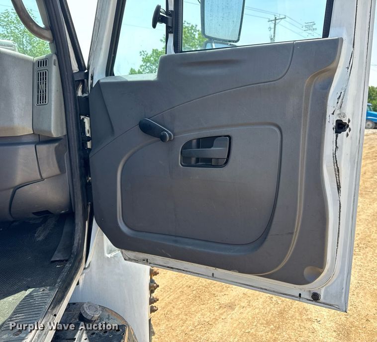 image for item DV4125 2010 International DuraStar 4400 truck cab and chassis
