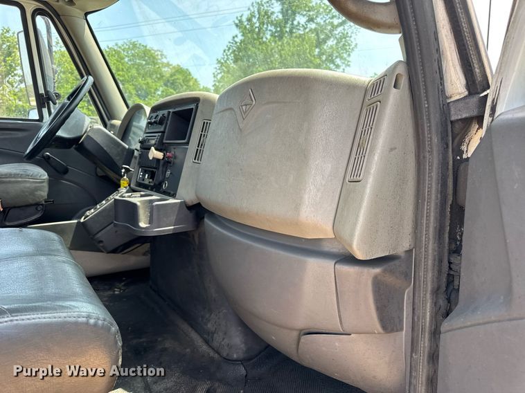 image for item DV4125 2010 International DuraStar 4400 truck cab and chassis