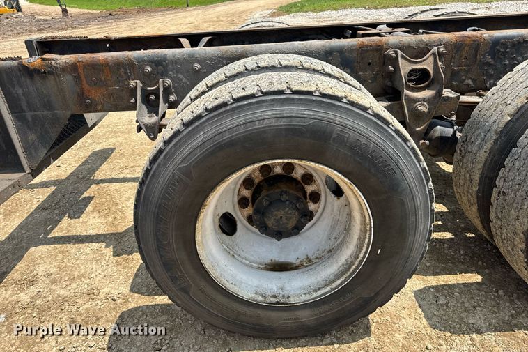 image for item DV4125 2010 International DuraStar 4400 truck cab and chassis