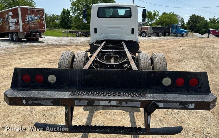 image for item DV4126 2003 International 4300 truck cab and chassis