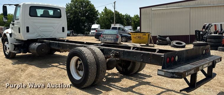 image for item DV4126 2003 International 4300 truck cab and chassis