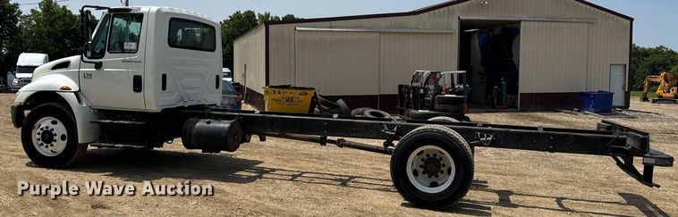 image for item DV4126 2003 International 4300 truck cab and chassis