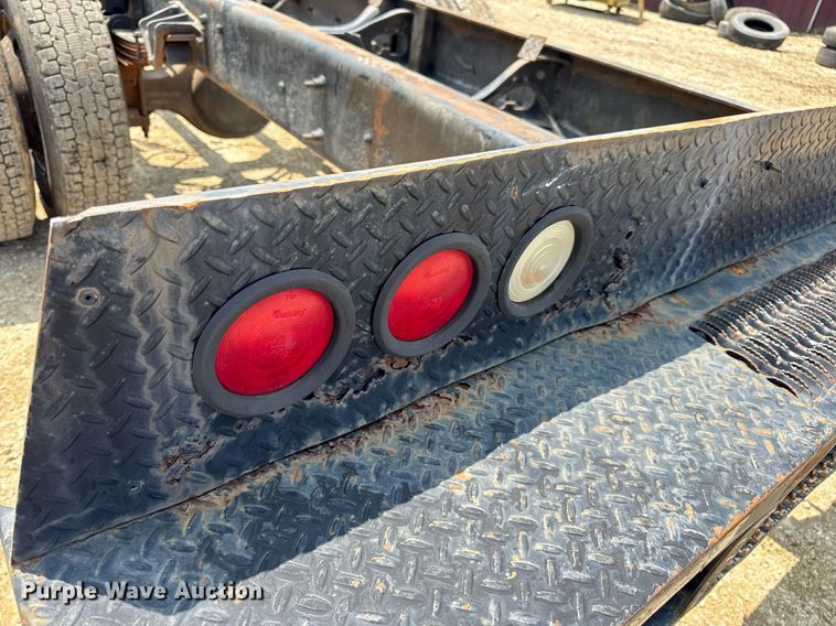 image for item DV4126 2003 International 4300 truck cab and chassis