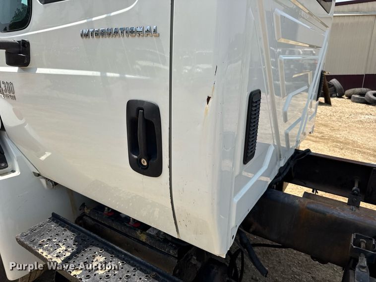 image for item DV4126 2003 International 4300 truck cab and chassis