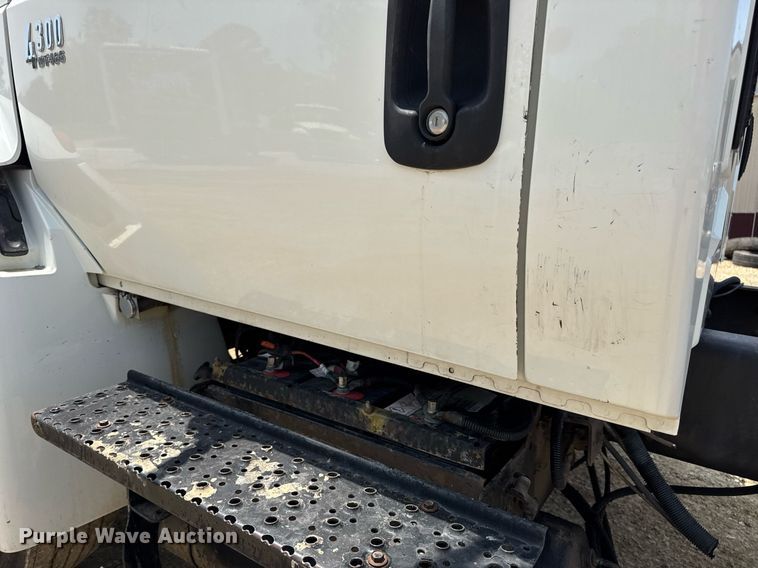 image for item DV4126 2003 International 4300 truck cab and chassis