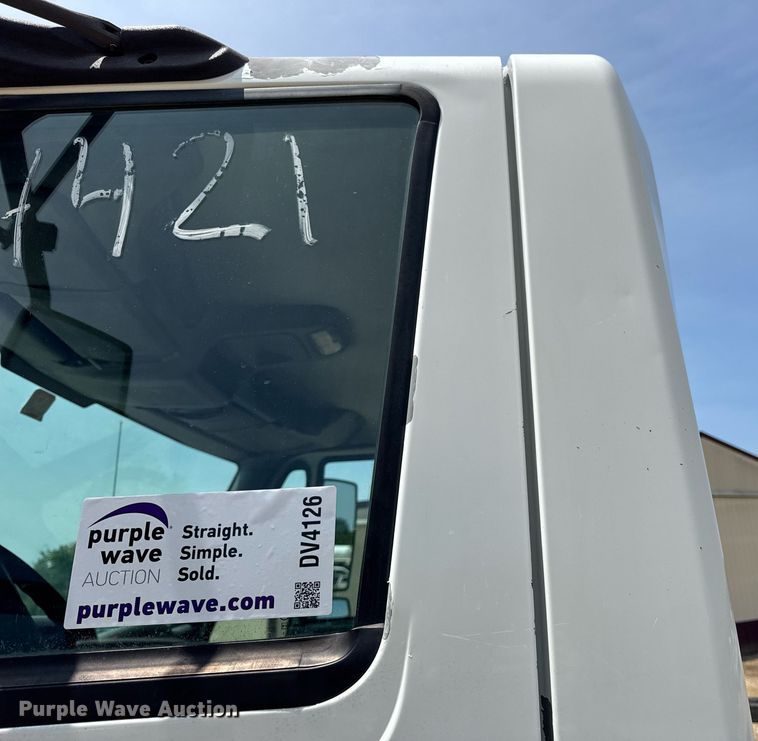 image for item DV4126 2003 International 4300 truck cab and chassis