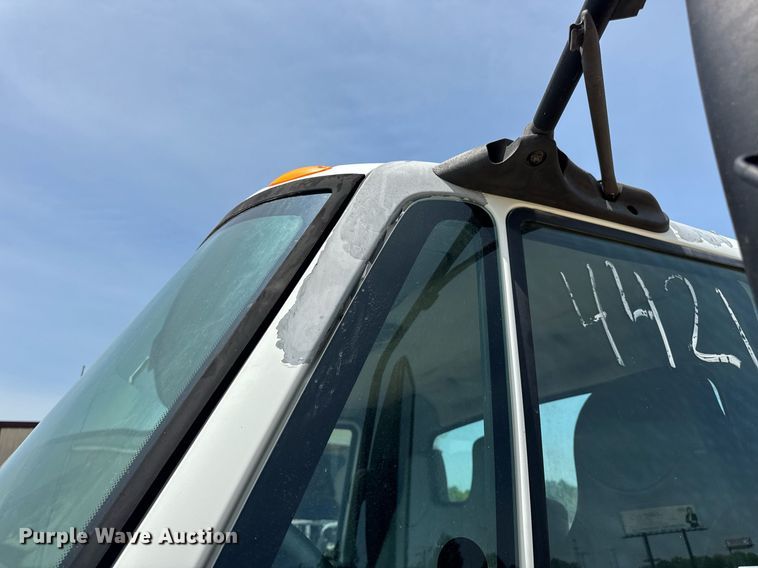 image for item DV4126 2003 International 4300 truck cab and chassis