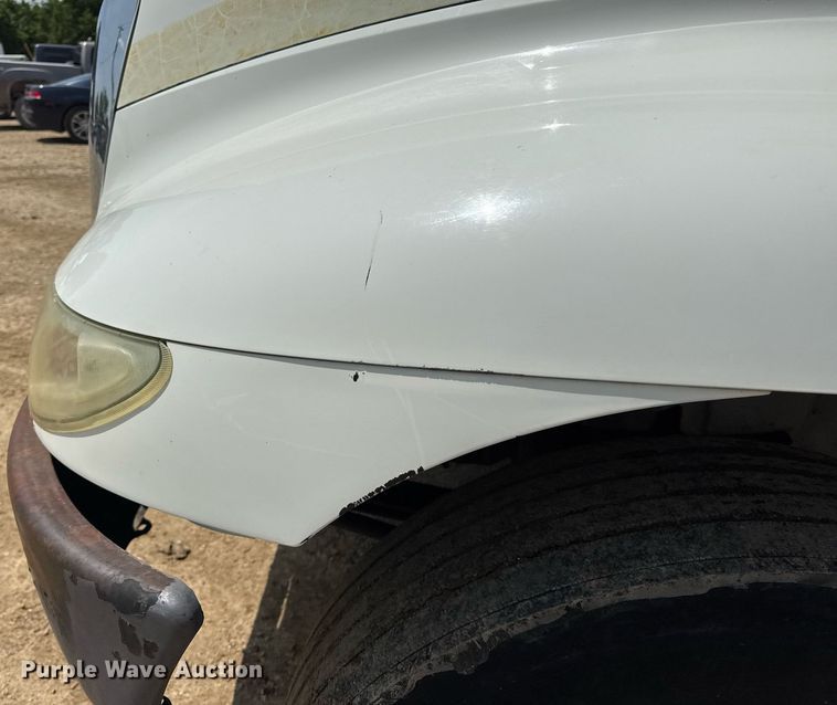 image for item DV4126 2003 International 4300 truck cab and chassis