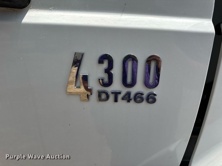 image for item DV4126 2003 International 4300 truck cab and chassis