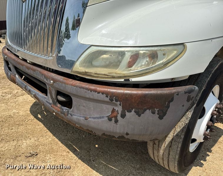 image for item DV4126 2003 International 4300 truck cab and chassis