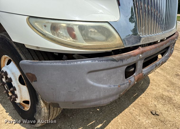 image for item DV4126 2003 International 4300 truck cab and chassis