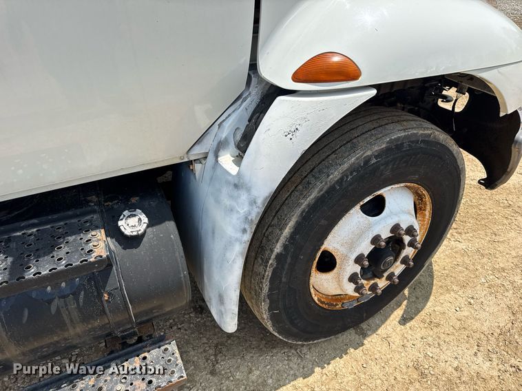 image for item DV4126 2003 International 4300 truck cab and chassis