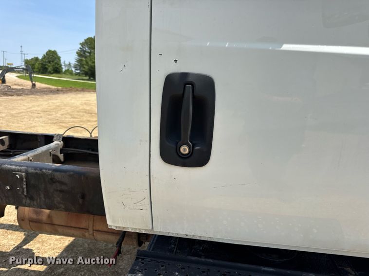 image for item DV4126 2003 International 4300 truck cab and chassis