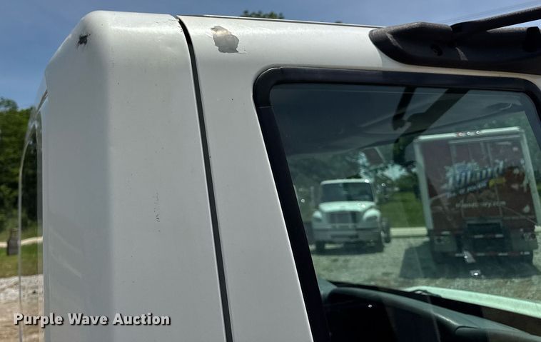 image for item DV4126 2003 International 4300 truck cab and chassis