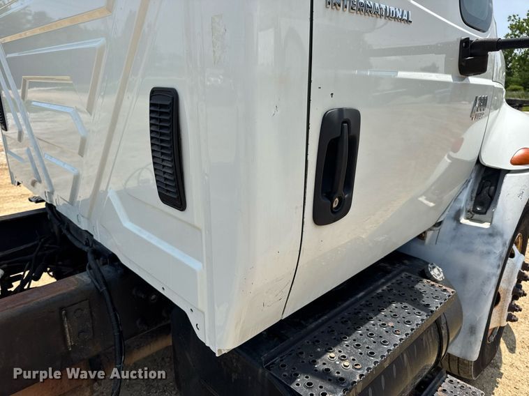 image for item DV4126 2003 International 4300 truck cab and chassis