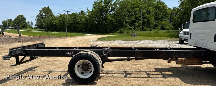 image for item DV4126 2003 International 4300 truck cab and chassis