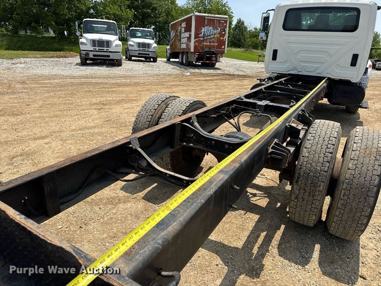 image for item DV4126 2003 International 4300 truck cab and chassis