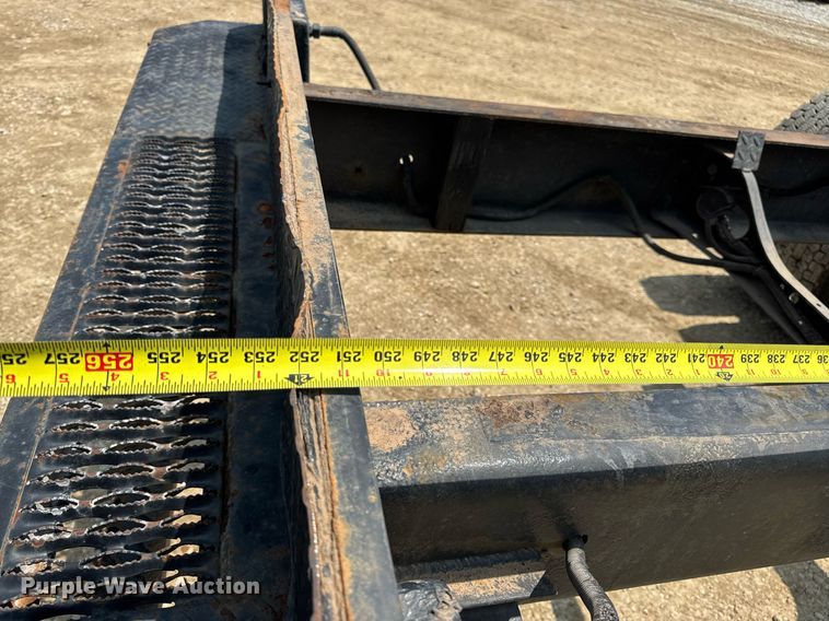 image for item DV4126 2003 International 4300 truck cab and chassis