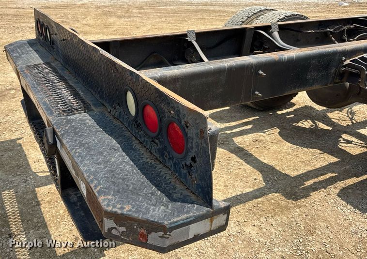 image for item DV4126 2003 International 4300 truck cab and chassis