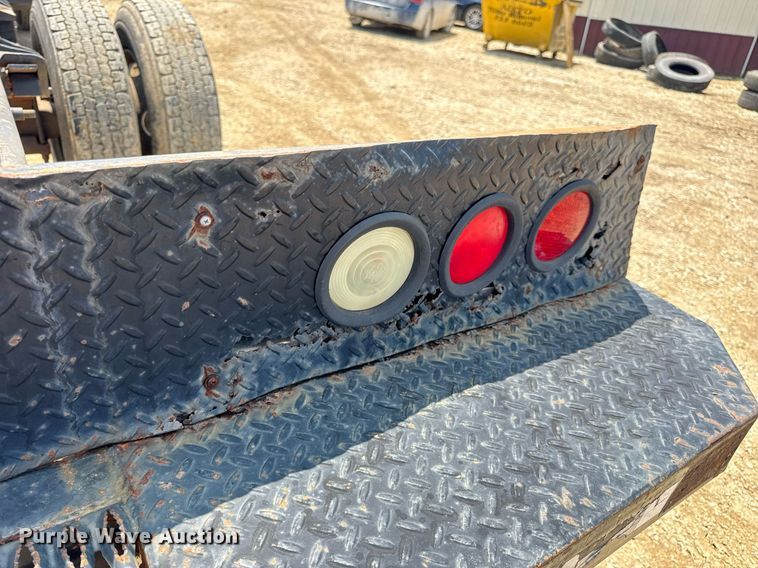 image for item DV4126 2003 International 4300 truck cab and chassis