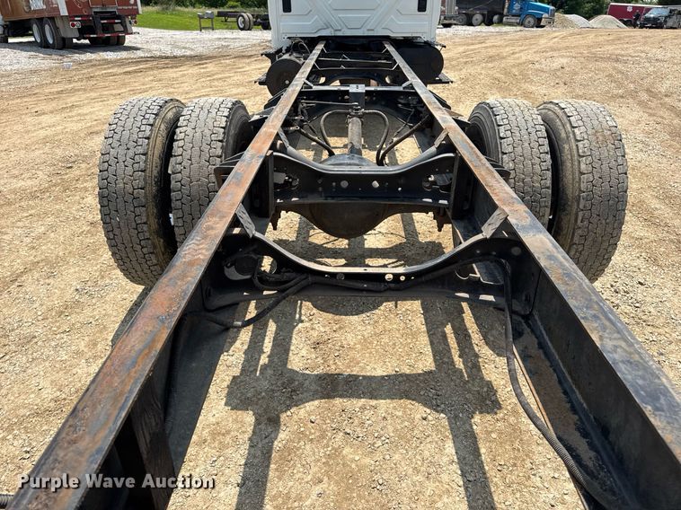 image for item DV4126 2003 International 4300 truck cab and chassis