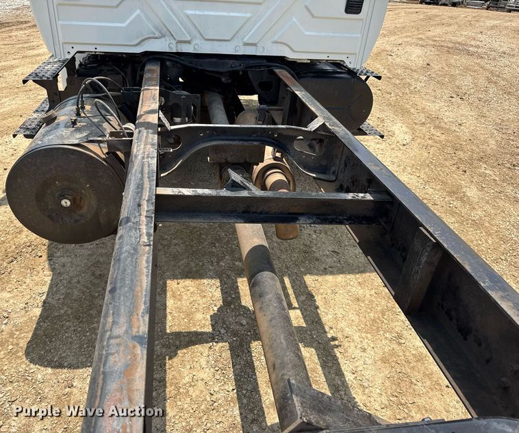 image for item DV4126 2003 International 4300 truck cab and chassis