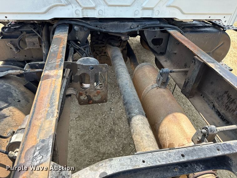 image for item DV4126 2003 International 4300 truck cab and chassis