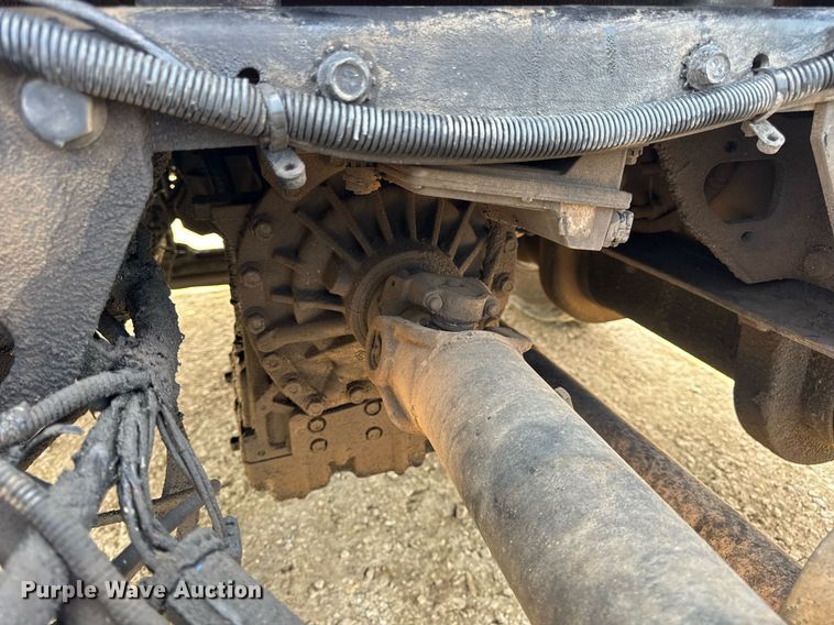 image for item DV4126 2003 International 4300 truck cab and chassis