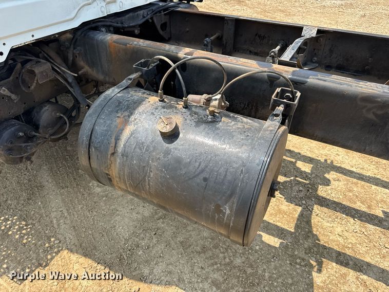 image for item DV4126 2003 International 4300 truck cab and chassis