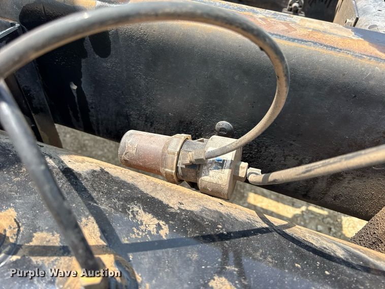 image for item DV4126 2003 International 4300 truck cab and chassis