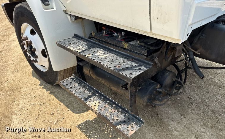 image for item DV4126 2003 International 4300 truck cab and chassis