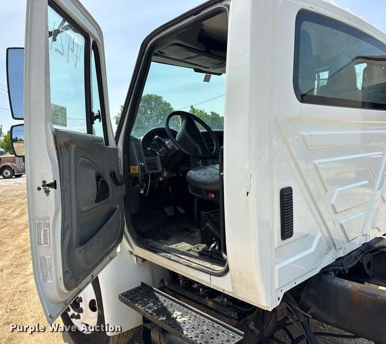 image for item DV4126 2003 International 4300 truck cab and chassis