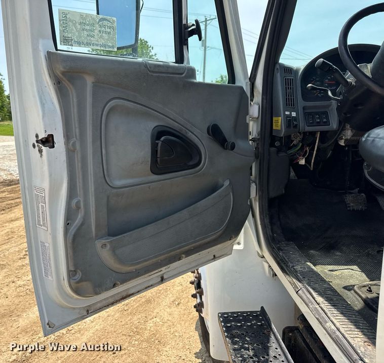 image for item DV4126 2003 International 4300 truck cab and chassis