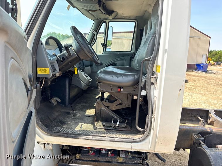 image for item DV4126 2003 International 4300 truck cab and chassis