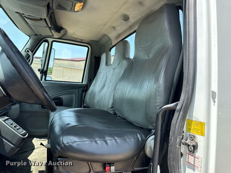 image for item DV4126 2003 International 4300 truck cab and chassis